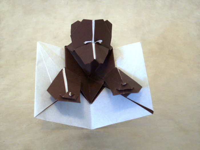Origami Grizzly bear pop-up by Jeremy Shafer. Folded from a square of origami paper by Gilad Aharoni on giladorigami.com