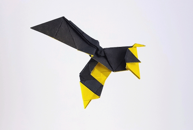 Origami Bee by Fumiaki Kawahata. Folded from a square of duo origami paper by Gilad Aharoni on giladorigami.com