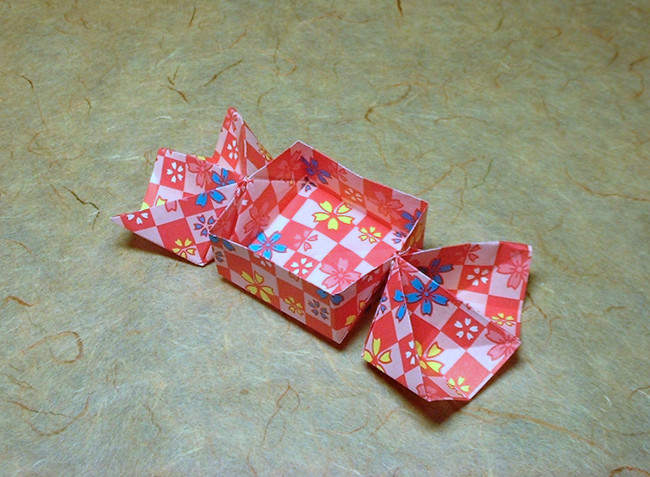 Origami Candy-shaped box by Makoto Yamaguchi. Folded from a square of origami paper by Gilad Aharoni on giladorigami.com