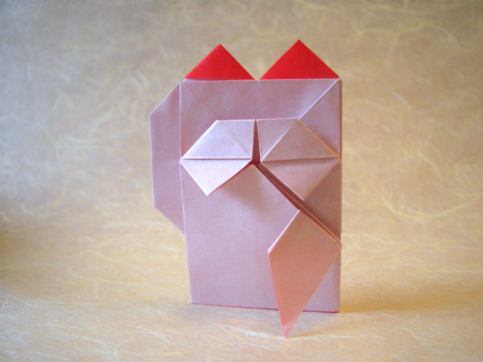Origami Beckoning cat by Katsushi Nosho. Folded from a square of origami paper by Gilad Aharoni on giladorigami.com