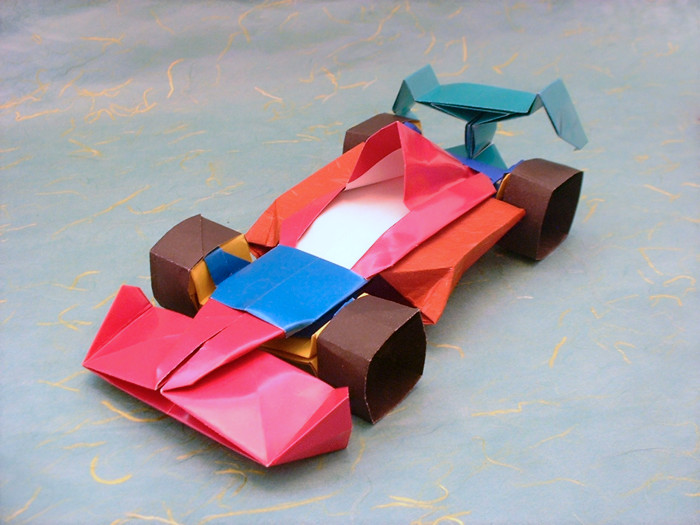 Origami Formula-1 race car by Fumiaki Kawahata. Folded from 8 squares of origami paper by Gilad Aharoni on giladorigami.com