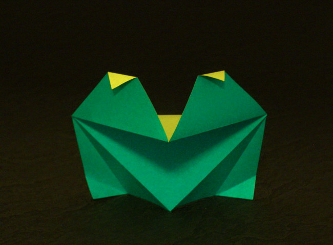 Origami Frog - ambitious by Kunihiko Kasahara. Folded from a square of duo origami paper by Gilad Aharoni on giladorigami.com