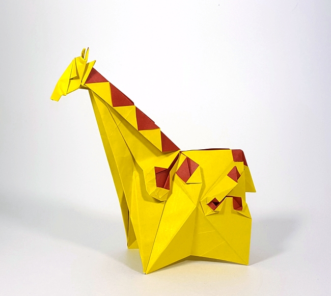 Origami Giraffe by Yoo Tae Yong. Folded from a square of duo origami paper by Gilad Aharoni on giladorigami.com