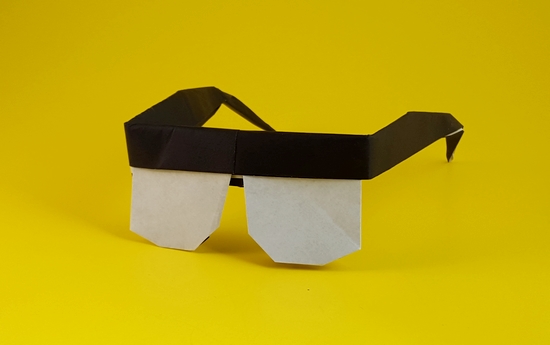 Origami Clark Kent's glasses by John Montroll. Folded from a square of origami paper by Gilad Aharoni on giladorigami.com