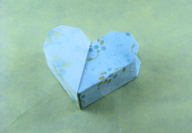 Origami Secret heart box by Yamanashi Akiko. Folded by Gilad Aharoni on giladorigami.com