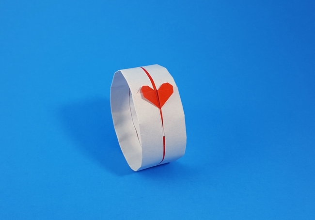 Origami Heart ring by David Petty. Folded from a rectangle of origami paper by Gilad Aharoni on giladorigami.com