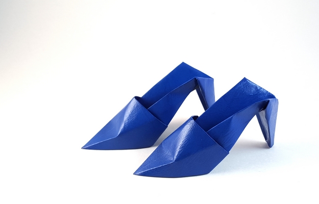 Origami High heels by Makoto Yamaguchi. Folded from a rectangle of leather-grained duo paper by Gilad Aharoni on giladorigami.com