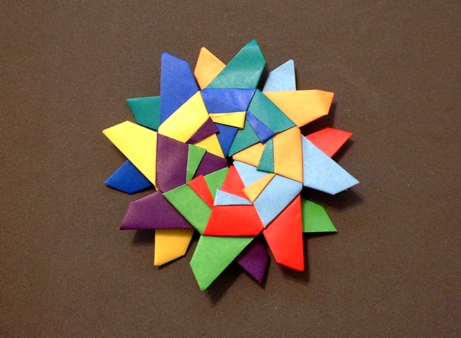 Origami Interlaced DZ-20-A by Jose Meeusen (Krooshoop). Folded from 8 squares of origami paper by Gilad Aharoni on giladorigami.com