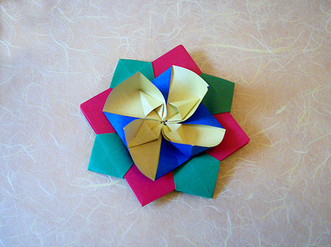 Origami Flower spinner by Taichiro Hasegawa. Folded by Gilad Aharoni on giladorigami.com
