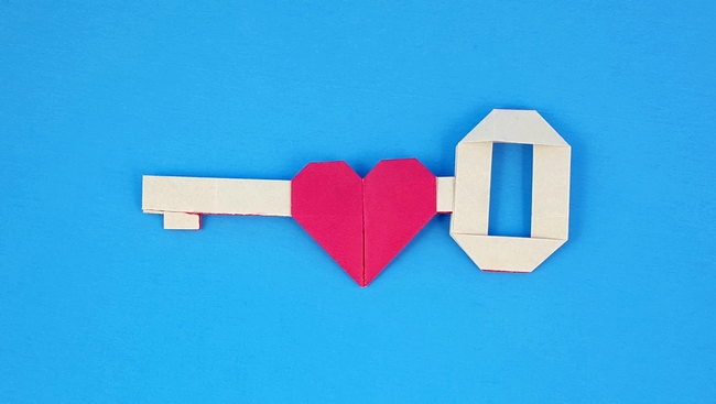 Origami Key to love by Francis Ow. Folded from a rectangle of origami paper by Gilad Aharoni on giladorigami.com