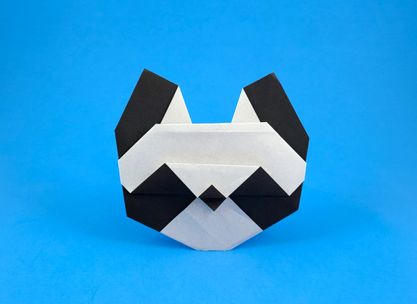 Origami Panda head by Yoshihide Momotani. Folded from a square of origami paper by Gilad Aharoni on giladorigami.com