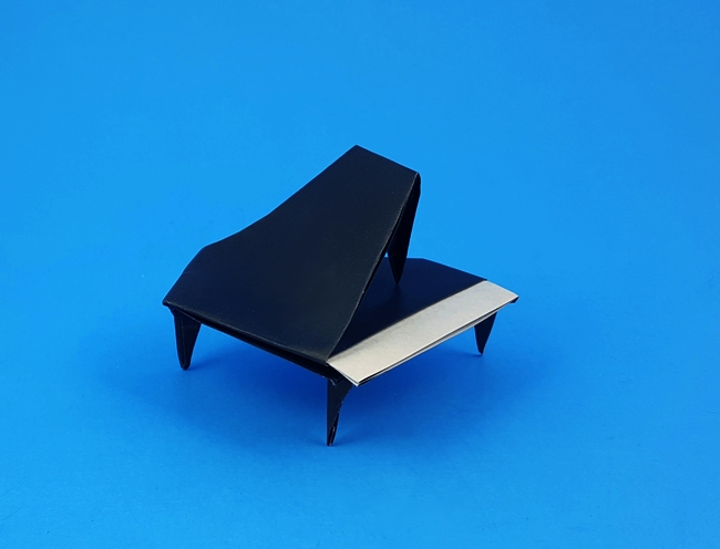 Origami Piano by Ashimura Shun'ichi. Folded from a square of origami paper by Gilad Aharoni on giladorigami.com