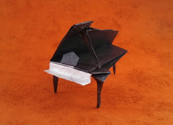 Origami Grand Piano by Daniel Brown. Folded from a square of tissue foil by Gilad Aharoni on giladorigami.com