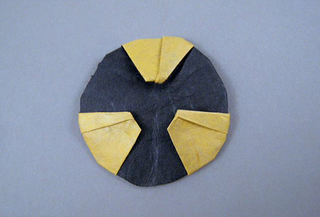 Origami Radioactive symbol by Quentin Trollip. Folded from a square of double-sided Unryu paper by Gilad Aharoni on giladorigami.com