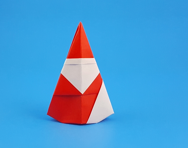 Origami Santa Claus by Matsuno Yukihiko. Folded from a square of origami paper by Gilad Aharoni on giladorigami.com