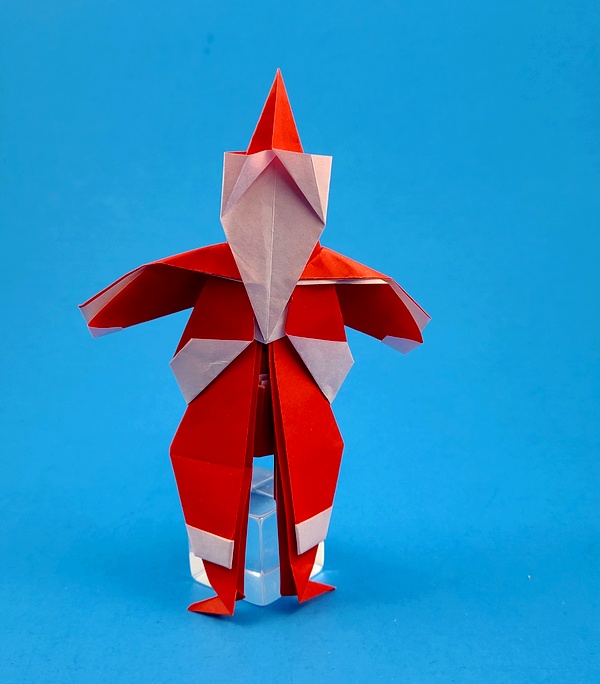 Origami Santa Claus by Yoshihide Momotani. Folded from a square of origami paper by Gilad Aharoni on giladorigami.com