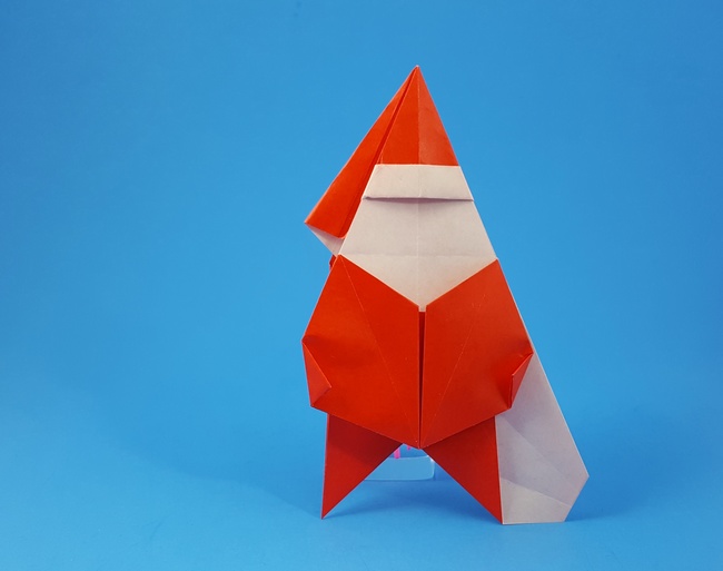 Origami Santa Claus by Sakurai Ryosuke. Folded from a square of origami paper by Gilad Aharoni on giladorigami.com