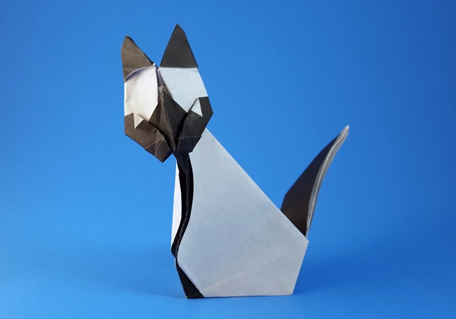 Origami Siamese cat by Roman Diaz. Folded from a square of origami paper by Gilad Aharoni on giladorigami.com