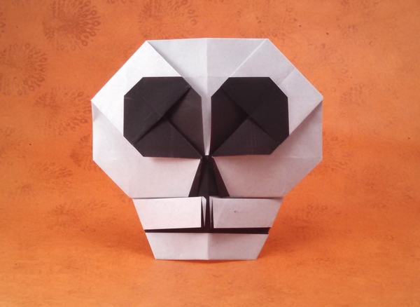Origami Skull emblem by Hojyo Takashi. Folded from a square of origami paper by Gilad Aharoni on giladorigami.com