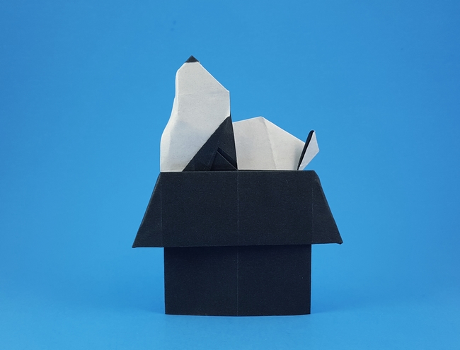 Origami Snoopy on doghouse by Juan Francisco Carrillo (Juanfran). Folded by Gilad Aharoni on giladorigami.com