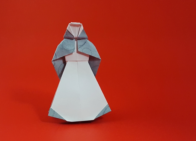 Origami Snow White by Jose Meeusen (Krooshoop). Folded from a square of scrapbookig paper by Gilad Aharoni on giladorigami.com