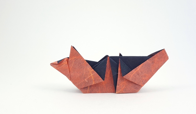 Origami Tiger-like cat by Yamanashi Masahiro. Folded from a square of duo Unryu paper by Gilad Aharoni on giladorigami.com