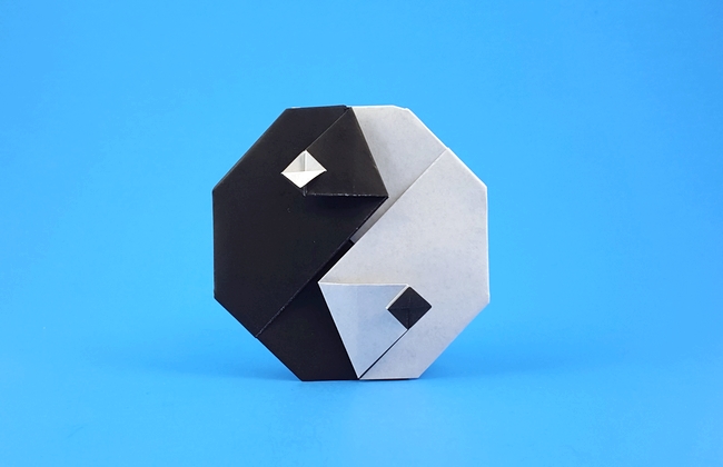 Origami Yin Yang by Daniela Carboni. Folded from a square of origami paper by Gilad Aharoni on giladorigami.com
