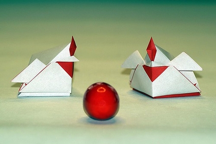 Origami Hen shaped box by Yamanashi Akiko on giladorigami.com