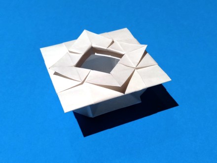 Origami Chinese vase variation by Philip Shen on giladorigami.com