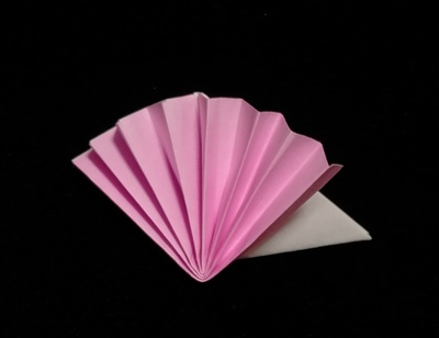 Origami Fan-shaped chopstick holder by Fujimoto Yuko on giladorigami.com