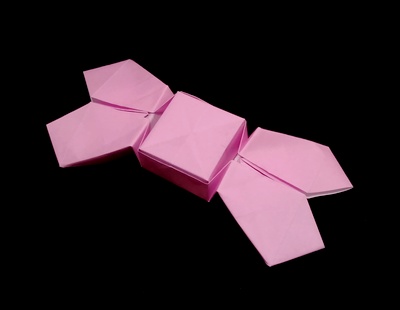 Origami Ribbon-shaped box by Kawate Ayako on giladorigami.com