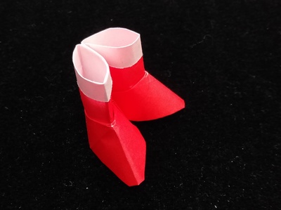 Origami Santa boots by Matsuno Yukihiko on giladorigami.com